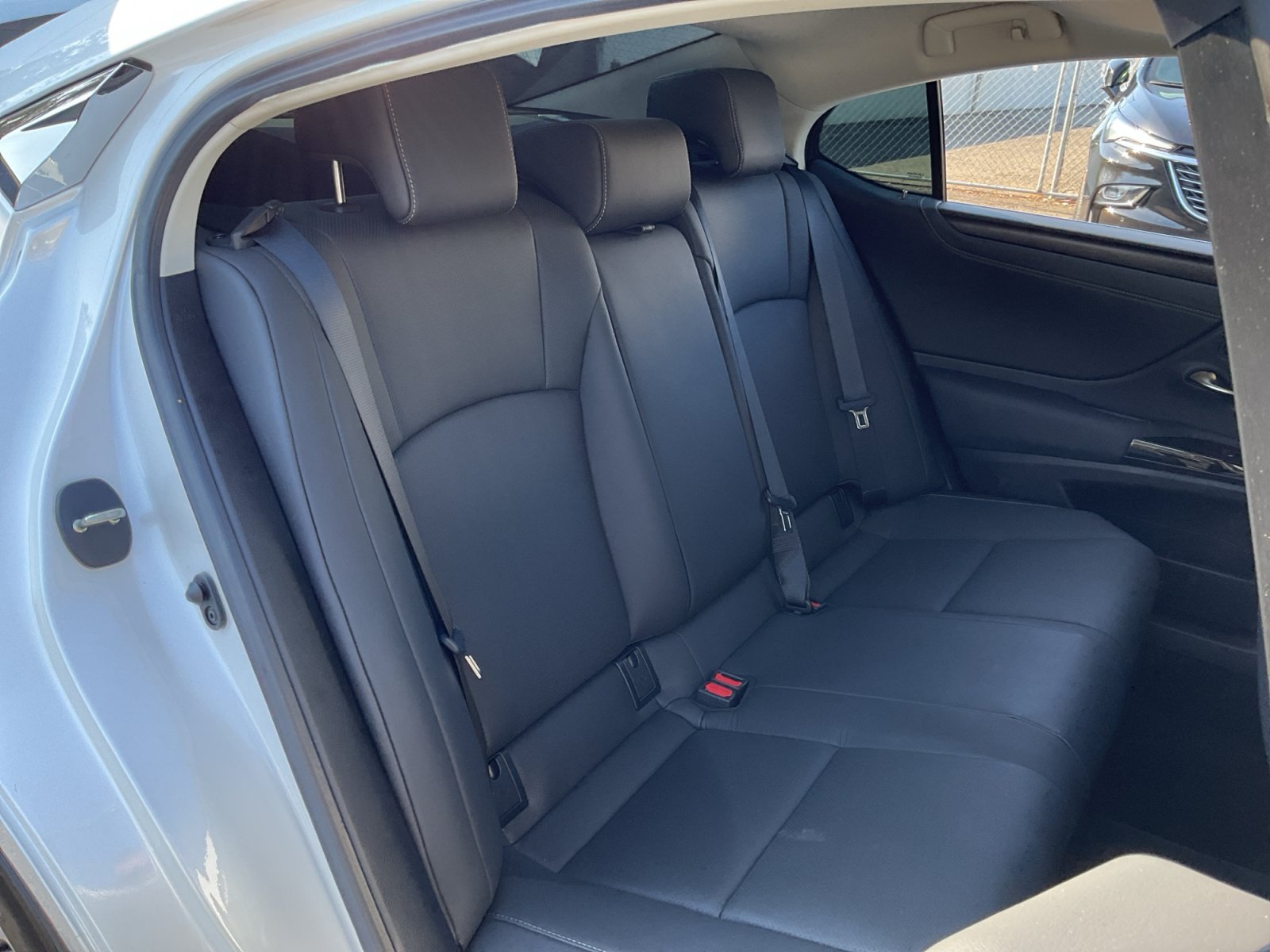 Used 2025 Lexus ES 300h w/ Premium Package FWD image 27