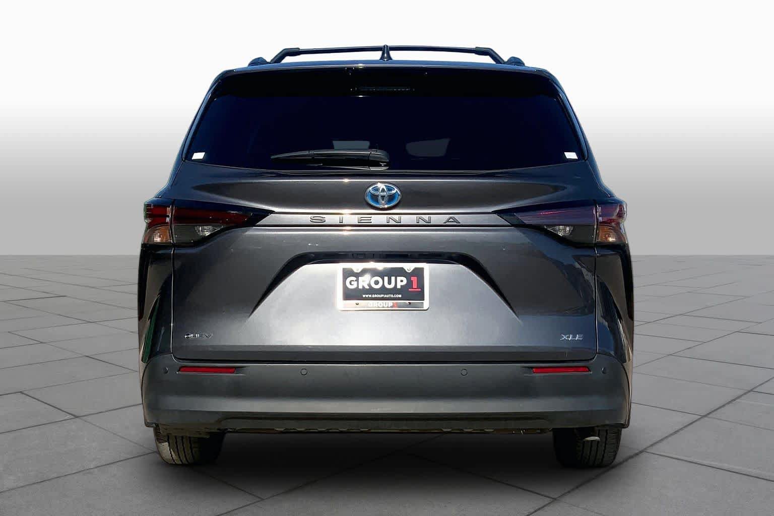Used 2025 Toyota Sienna XLE FWD image 5
