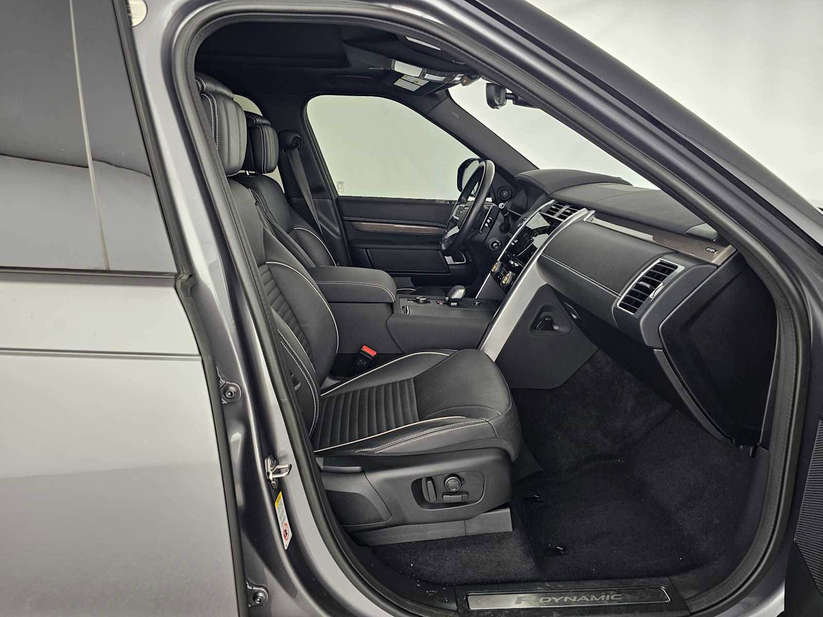 Used 2023 Land Rover Discovery Metropolitan Edition image 10