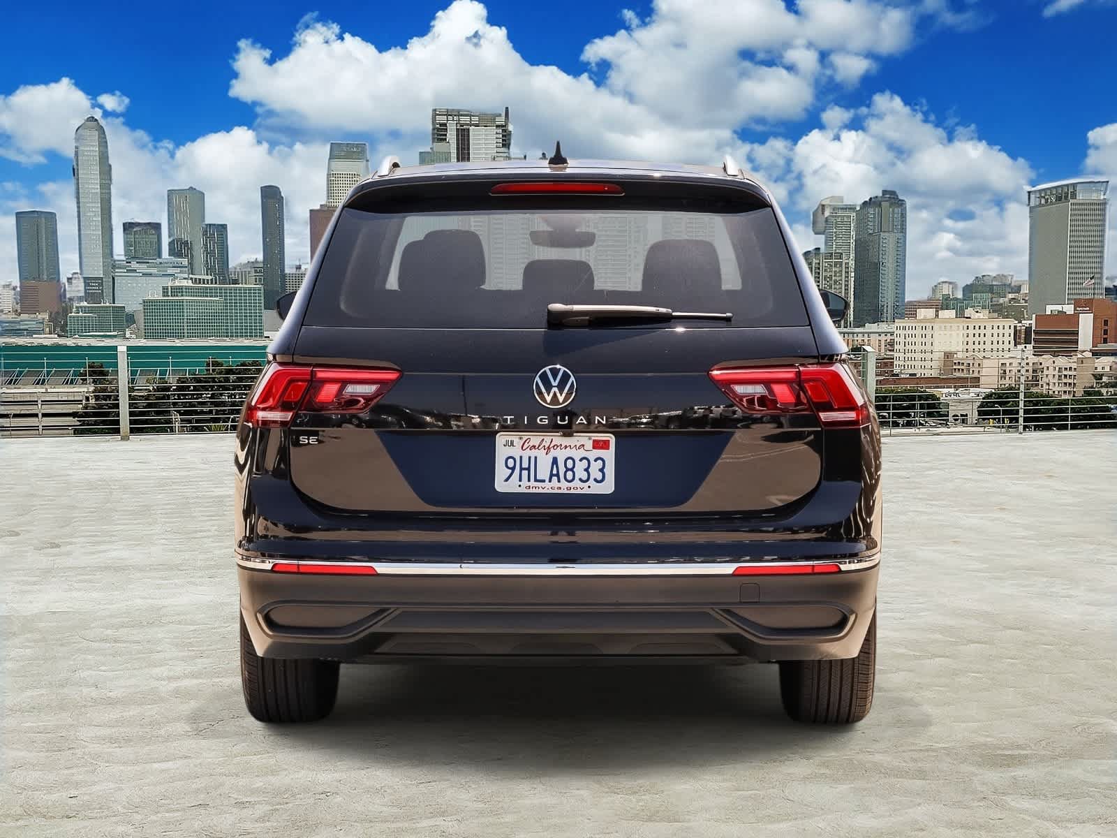 Used 2023 Volkswagen Tiguan SE w/ Panoramic Sunroof Package FWD image 5
