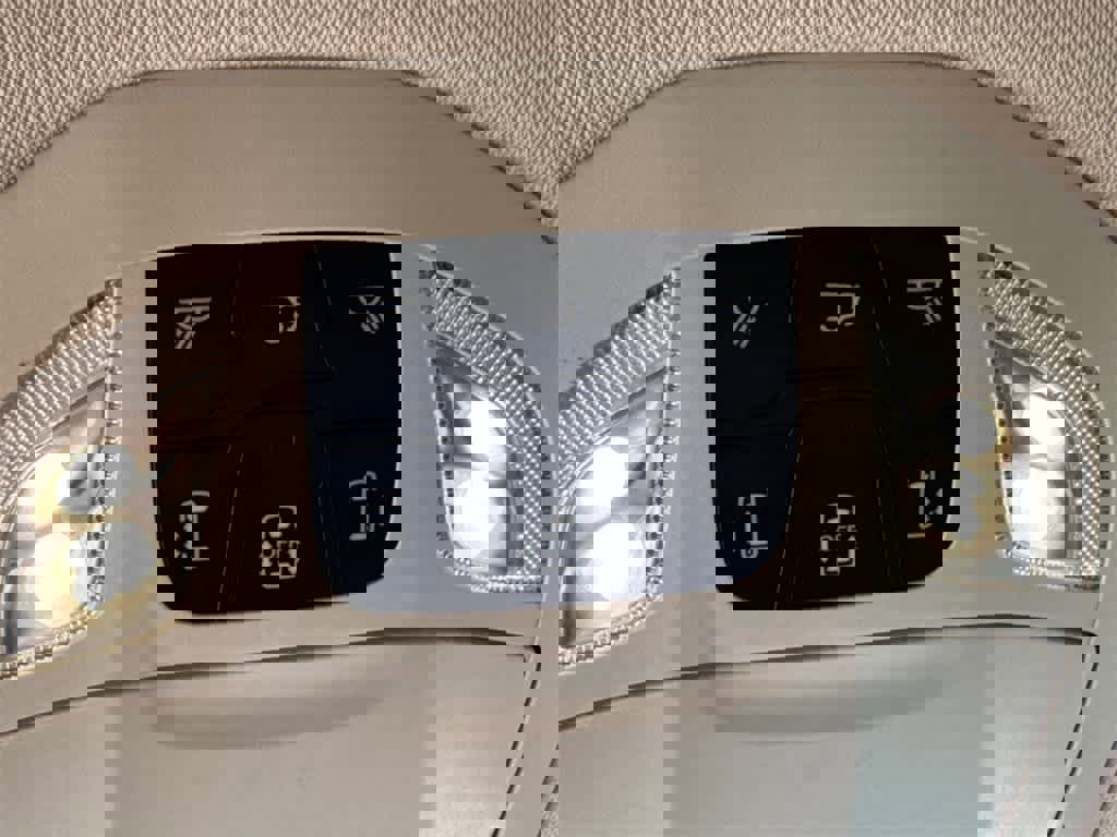 Used 2023 Chrysler Voyager LX image 33