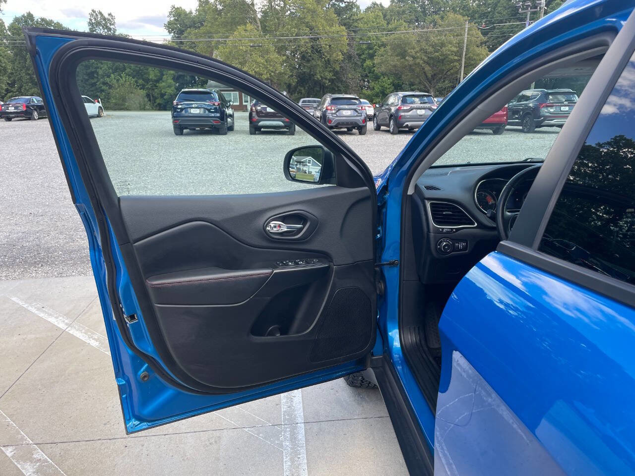 Used 2019 Jeep Cherokee Trailhawk w/ Cold Weather Group image 24