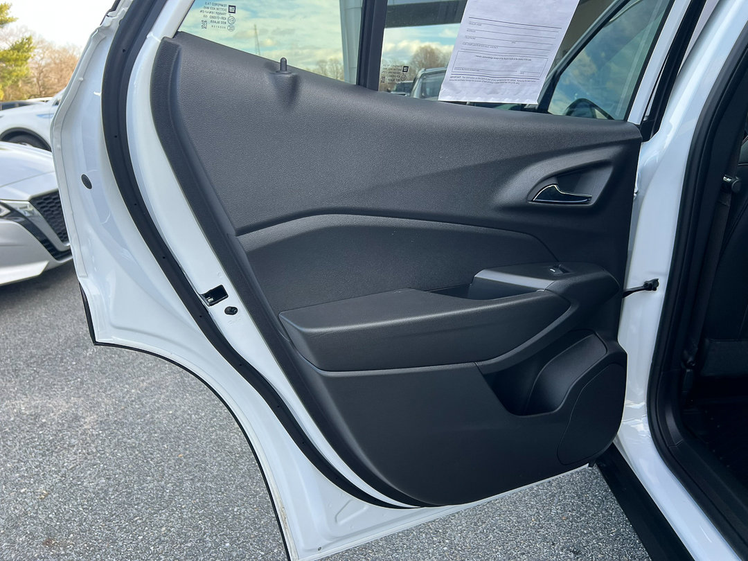 Used 2025 Chevrolet Trax RS w/ Sunroof Package image 24