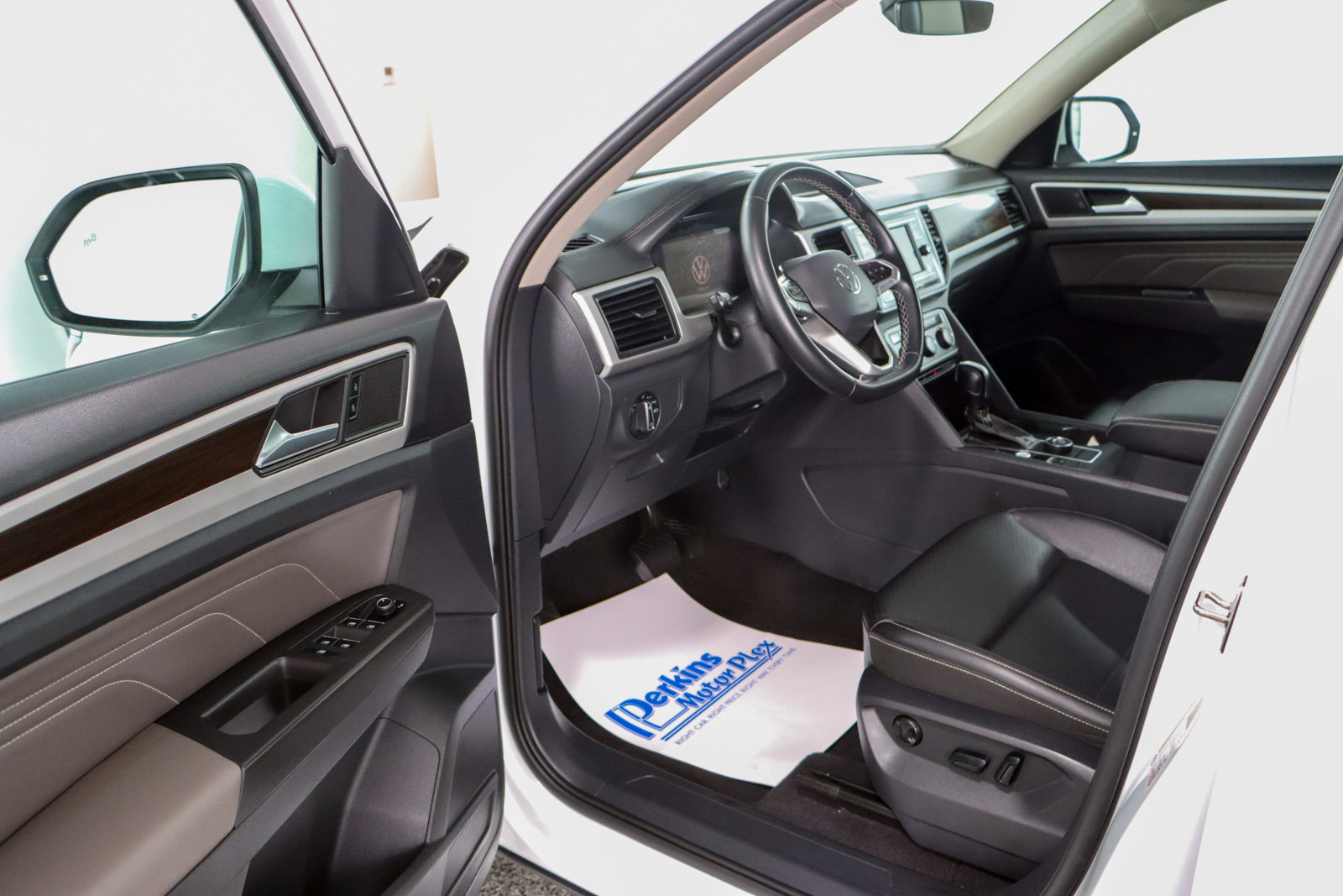 Used 2023 Volkswagen Atlas SE image 3