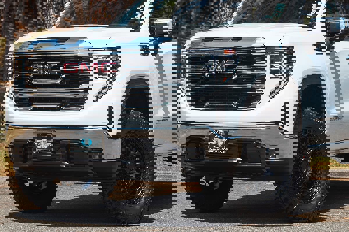 Used 2024 GMC Sierra 1500 SLT image 2
