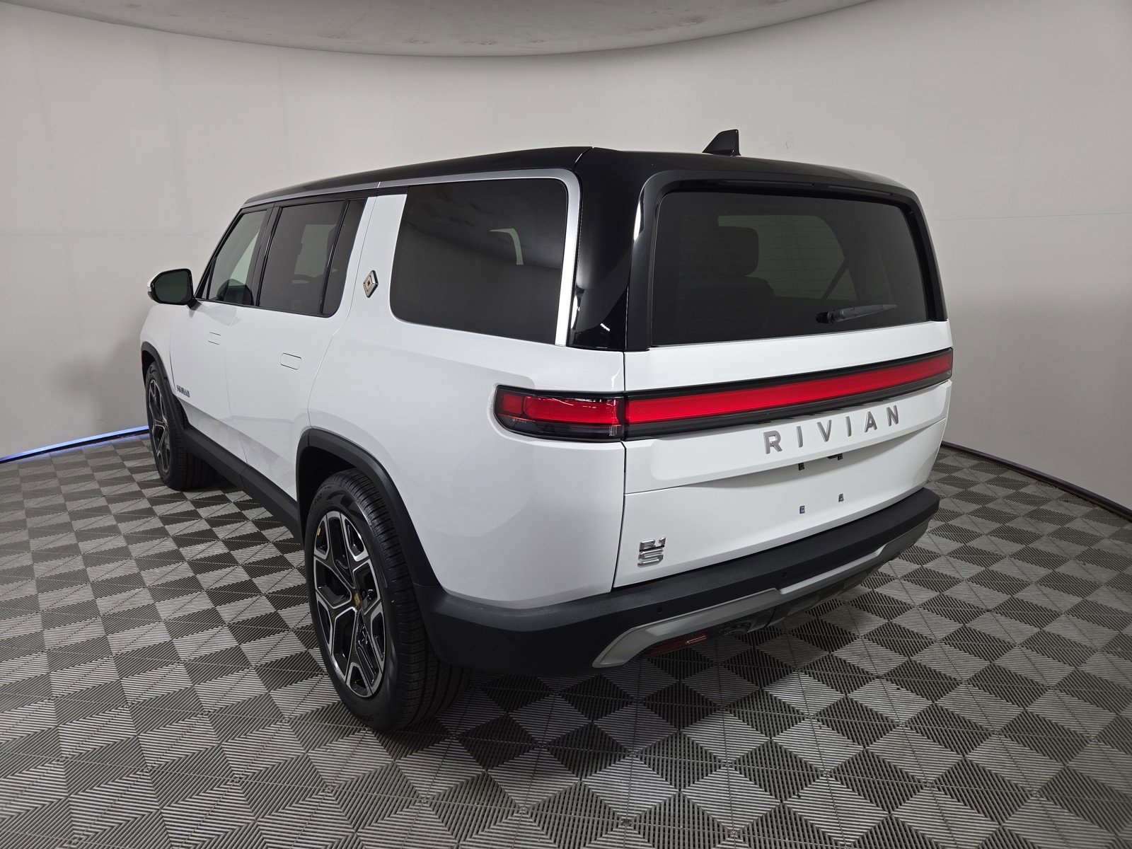 Used 2024 Rivian R1S Adventure image 3