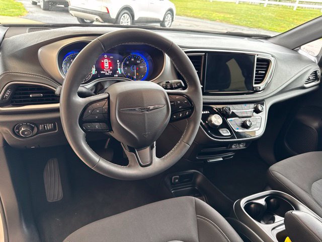 Used 2023 Chrysler Pacifica Touring FWD image 16