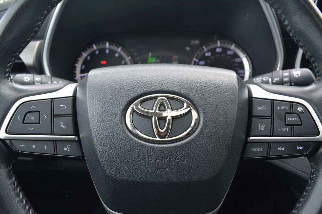 Used 2023 Toyota Highlander XLE image 12