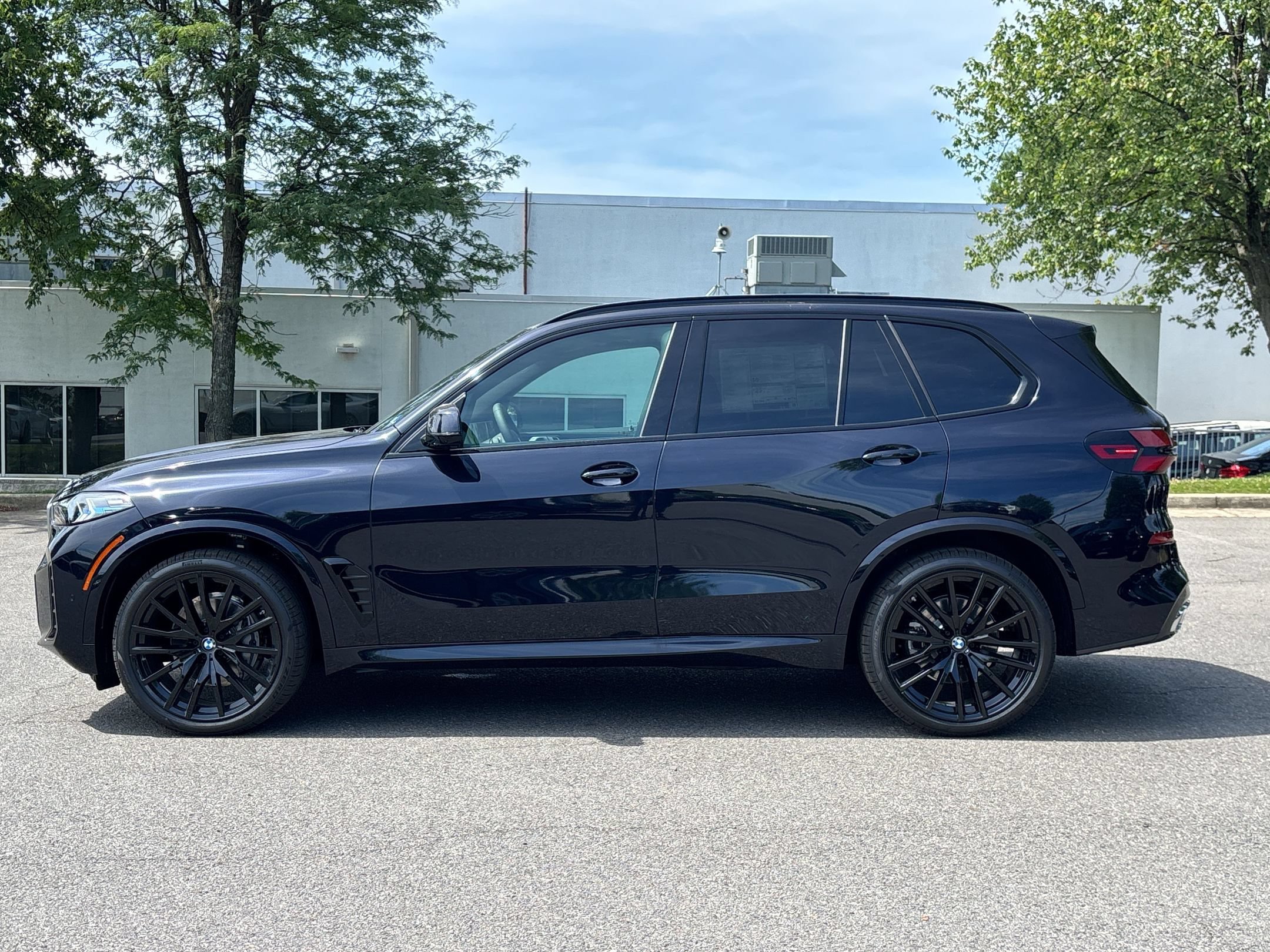 New 2026 BMW X5 xDrive40i w/ M Sport Package AWD/4WD image 2