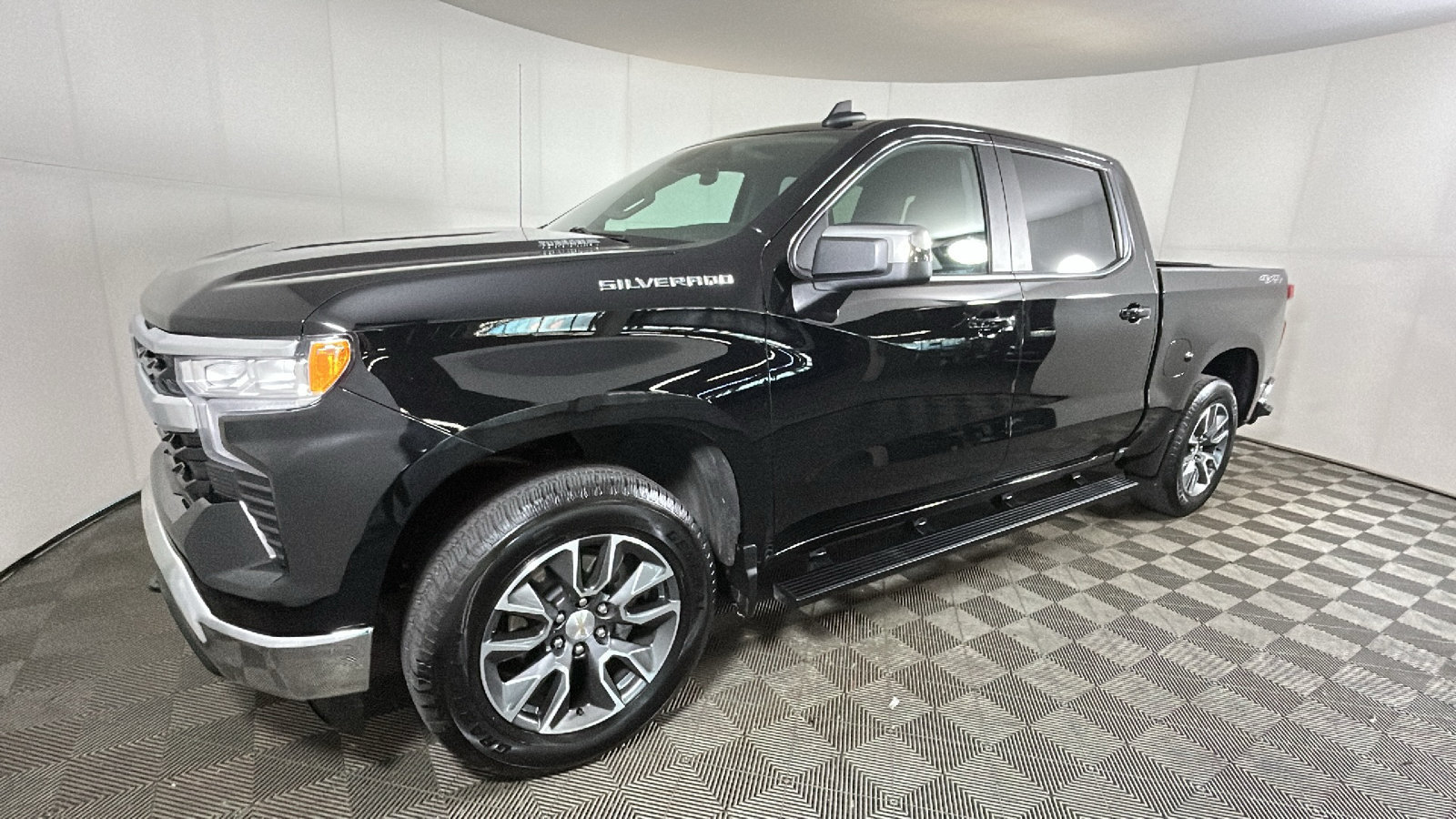 Used 2024 Chevrolet Silverado 1500 LT AWD/4WD image 7