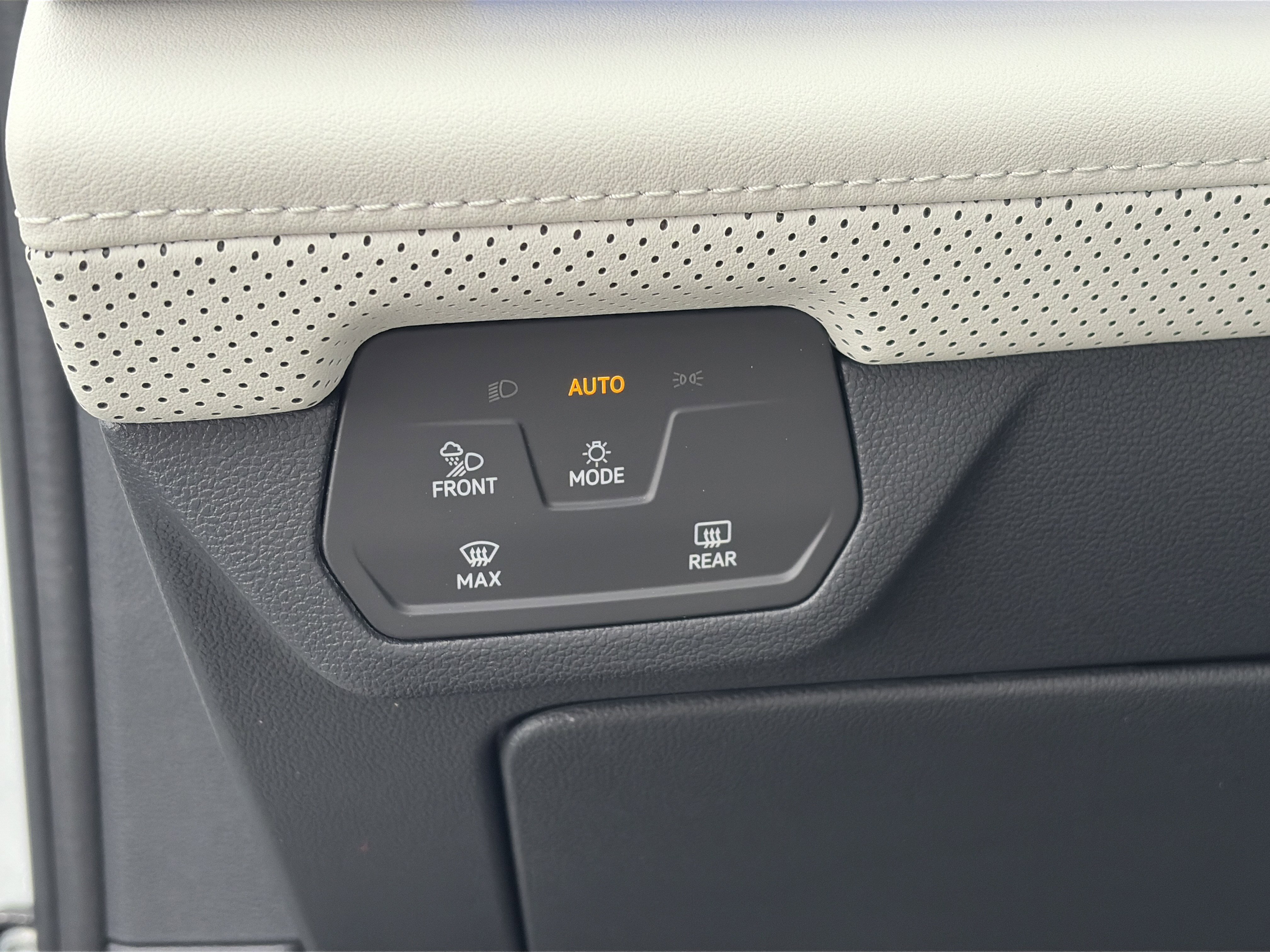 Used 2024 Volkswagen Atlas Cross Sport SEL Premium R-Line image 28