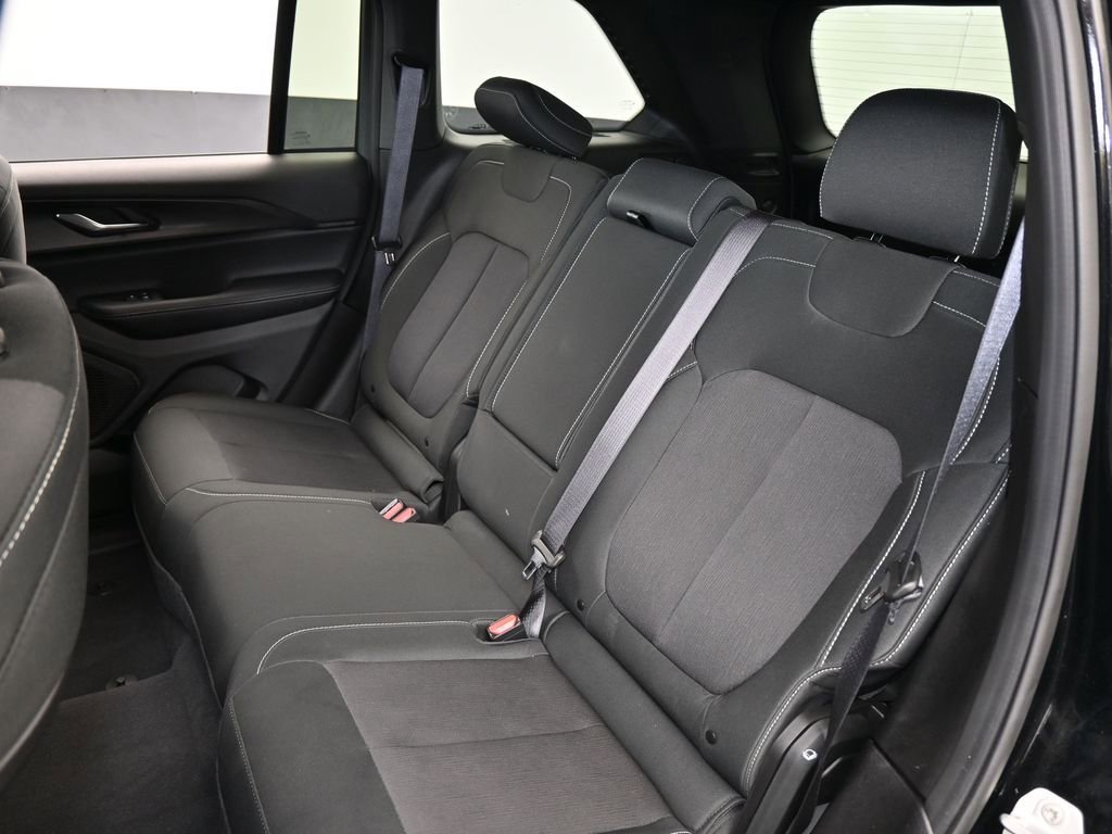 Used 2025 Jeep Grand Cherokee Laredo image 36