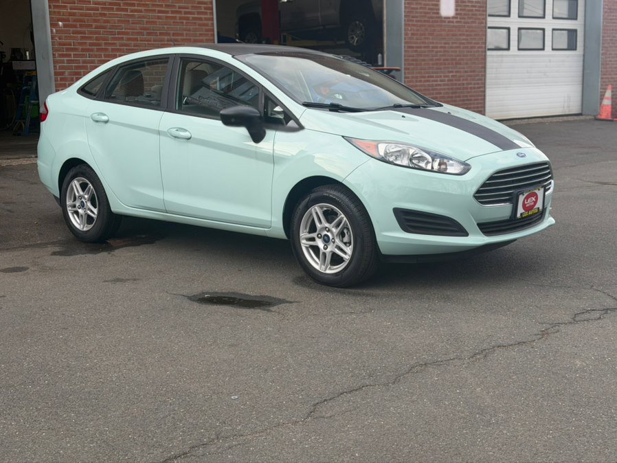 Used 2017 Ford Fiesta SE image 3