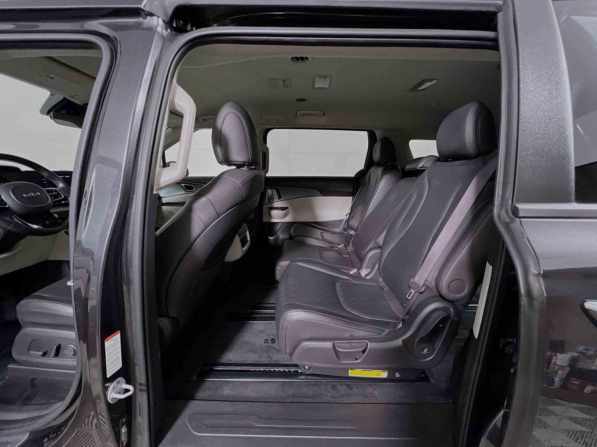 Used 2024 Kia Carnival LX image 29