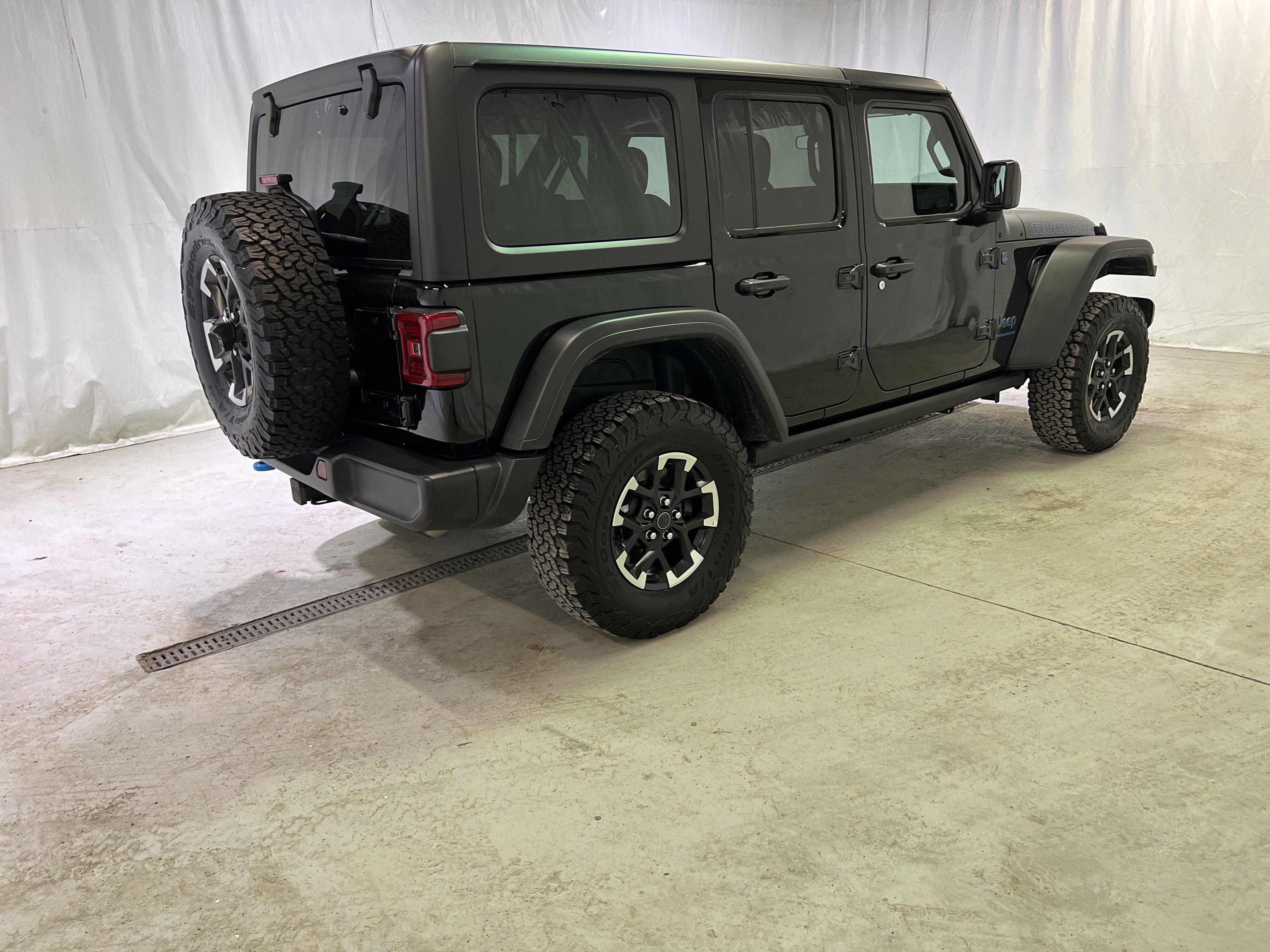 Used 2025 Jeep Wrangler Unlimited Rubicon 4xe w/ Convenience Group image 11