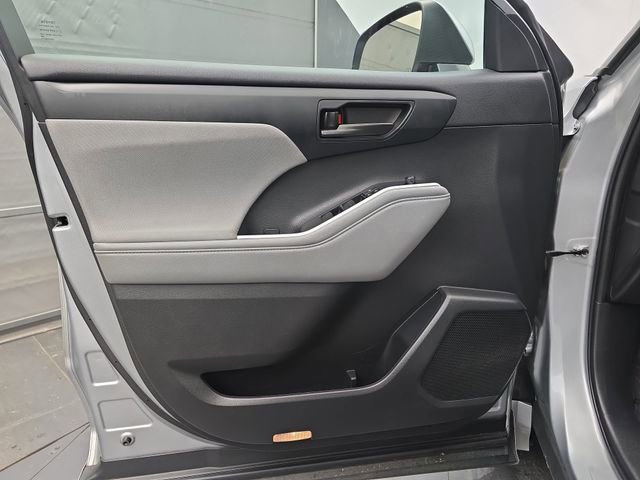 Used 2022 Toyota Highlander L image 23