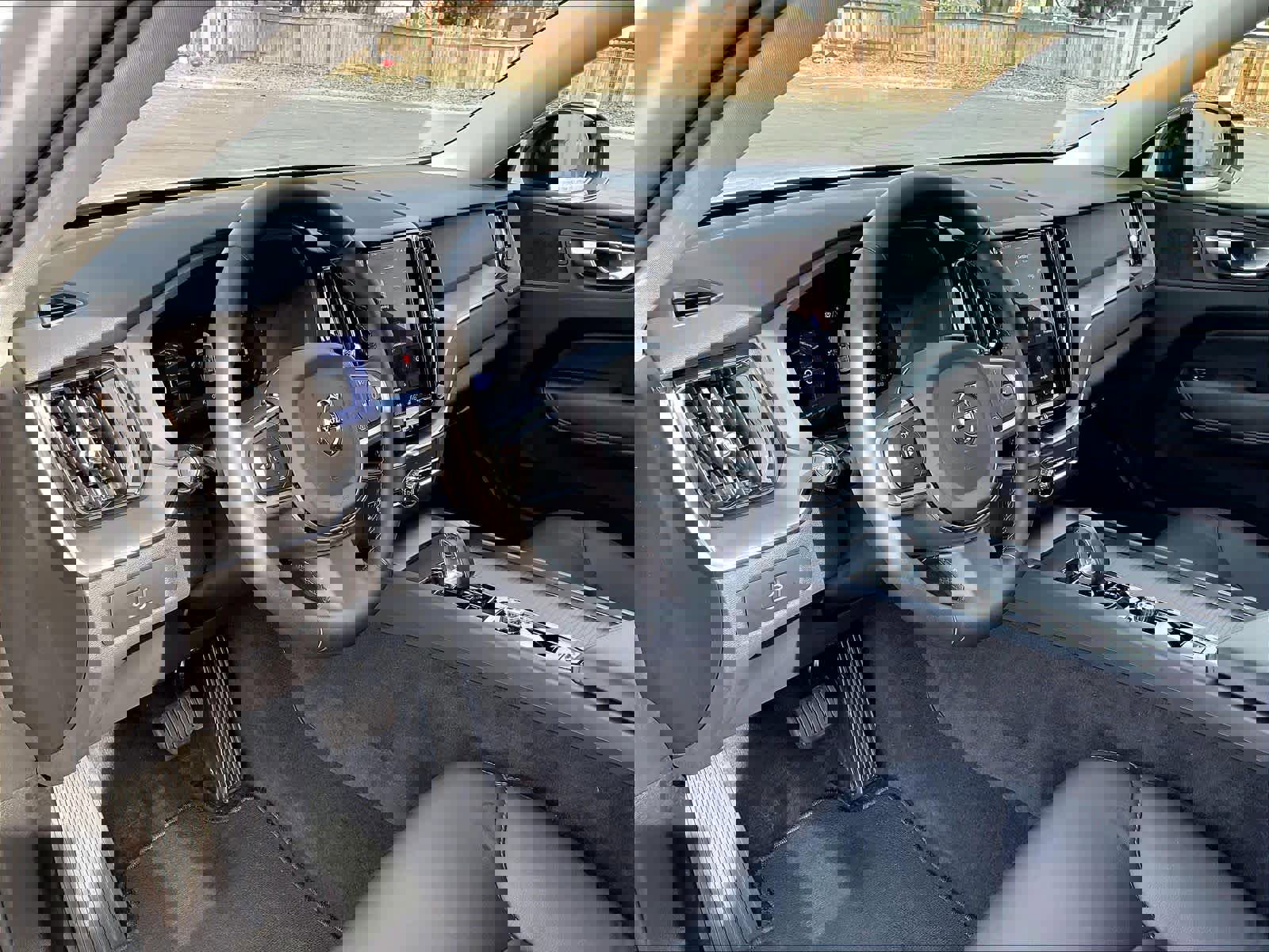 Used 2025 Volvo XC60 B5 Core image 17