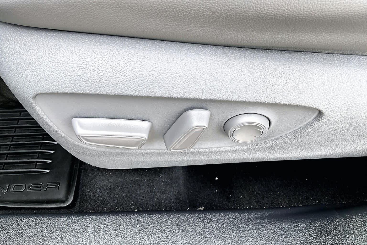 Used 2021 Toyota Highlander XLE AWD/4WD image 35