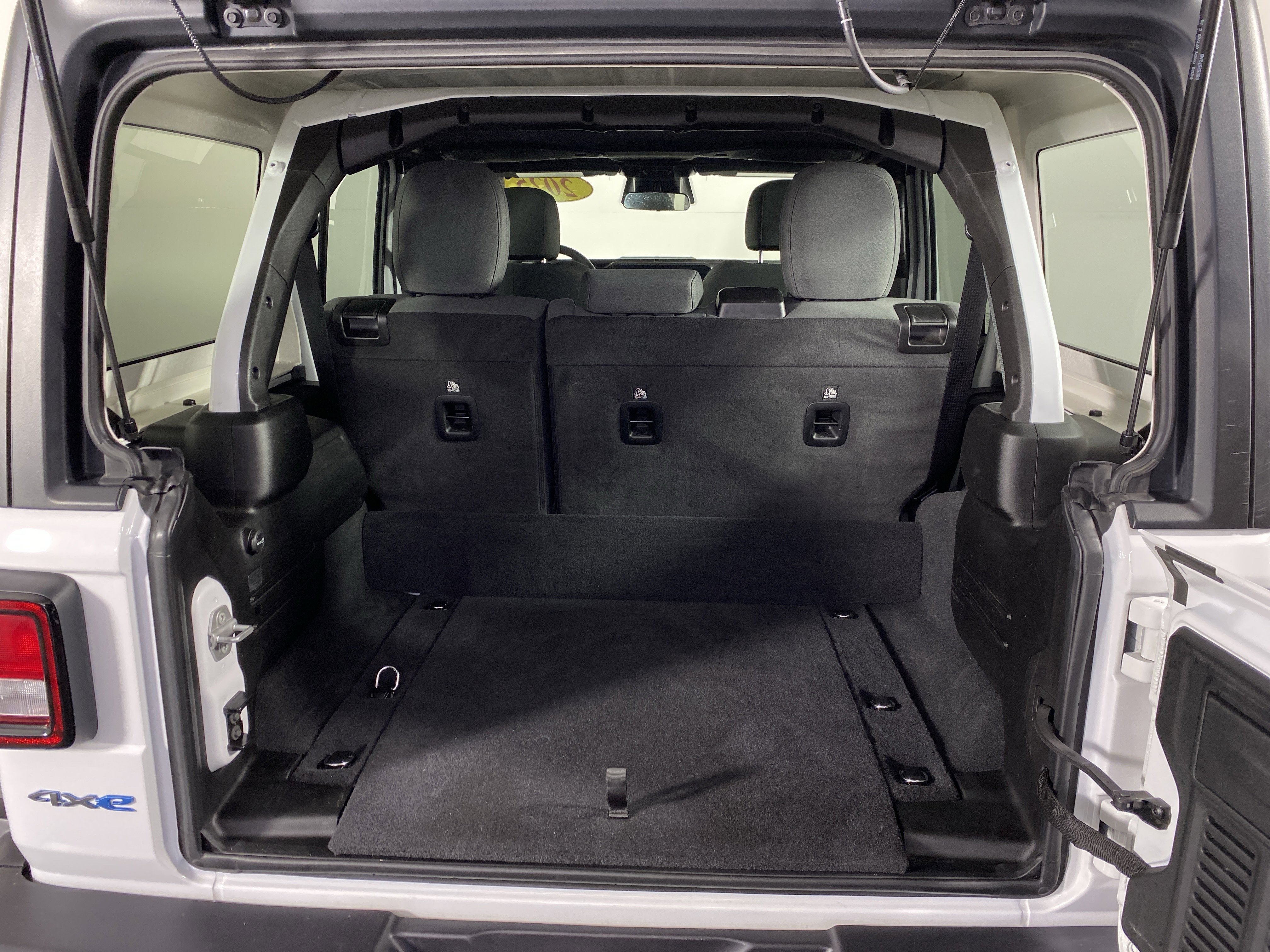 Used 2025 Jeep Wrangler Willys AWD/4WD image 32