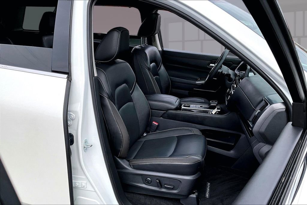 Used 2023 Nissan Pathfinder SL w/ SL Premium Package image 7
