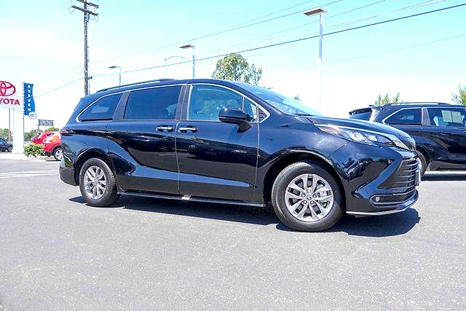 Certified 2025 Toyota Sienna XLE FWD image 4