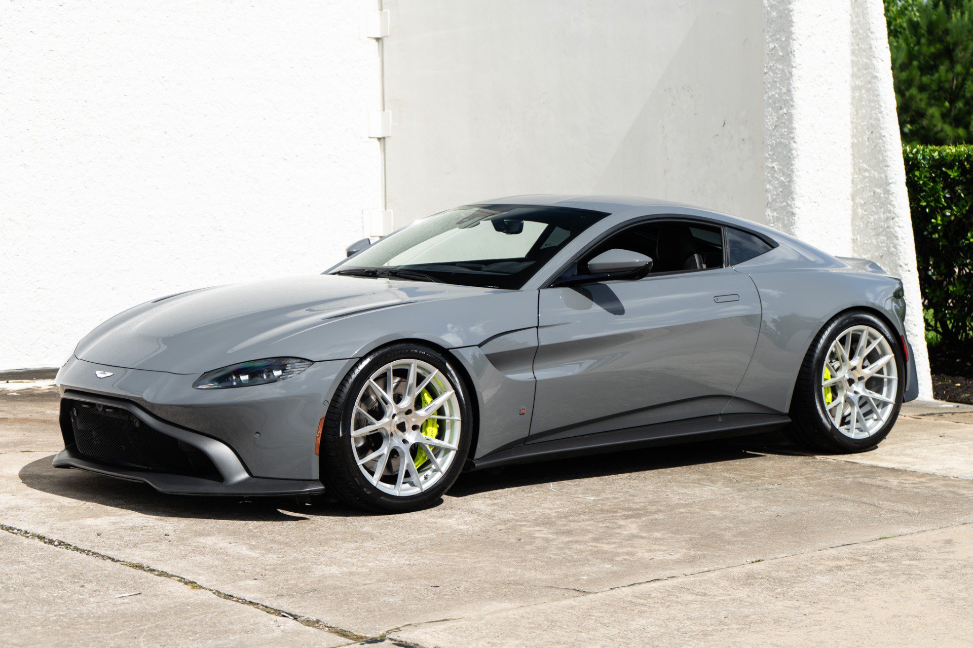 Used 2020 Aston Martin V8 Vantage Coupe RWD image 2