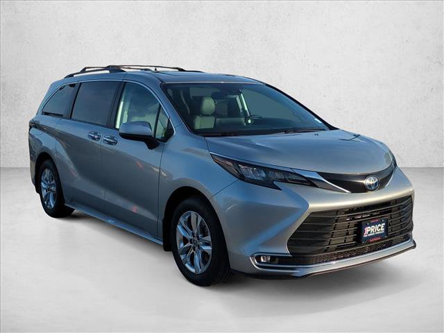 Used 2024 Toyota Sienna XLE w/ XLE Plus Package FWD image 3