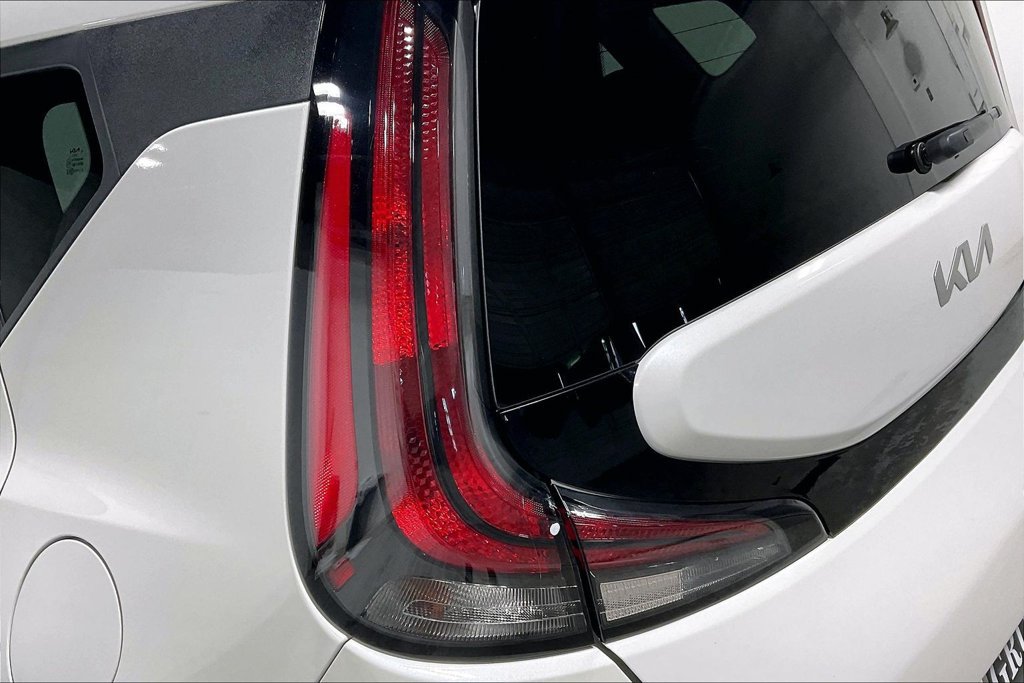 Used 2025 Kia Soul LX w/ LX Technology Package FWD image 35