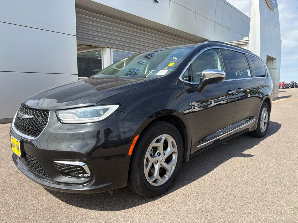 Used 2023 Chrysler Pacifica Limited FWD image 2