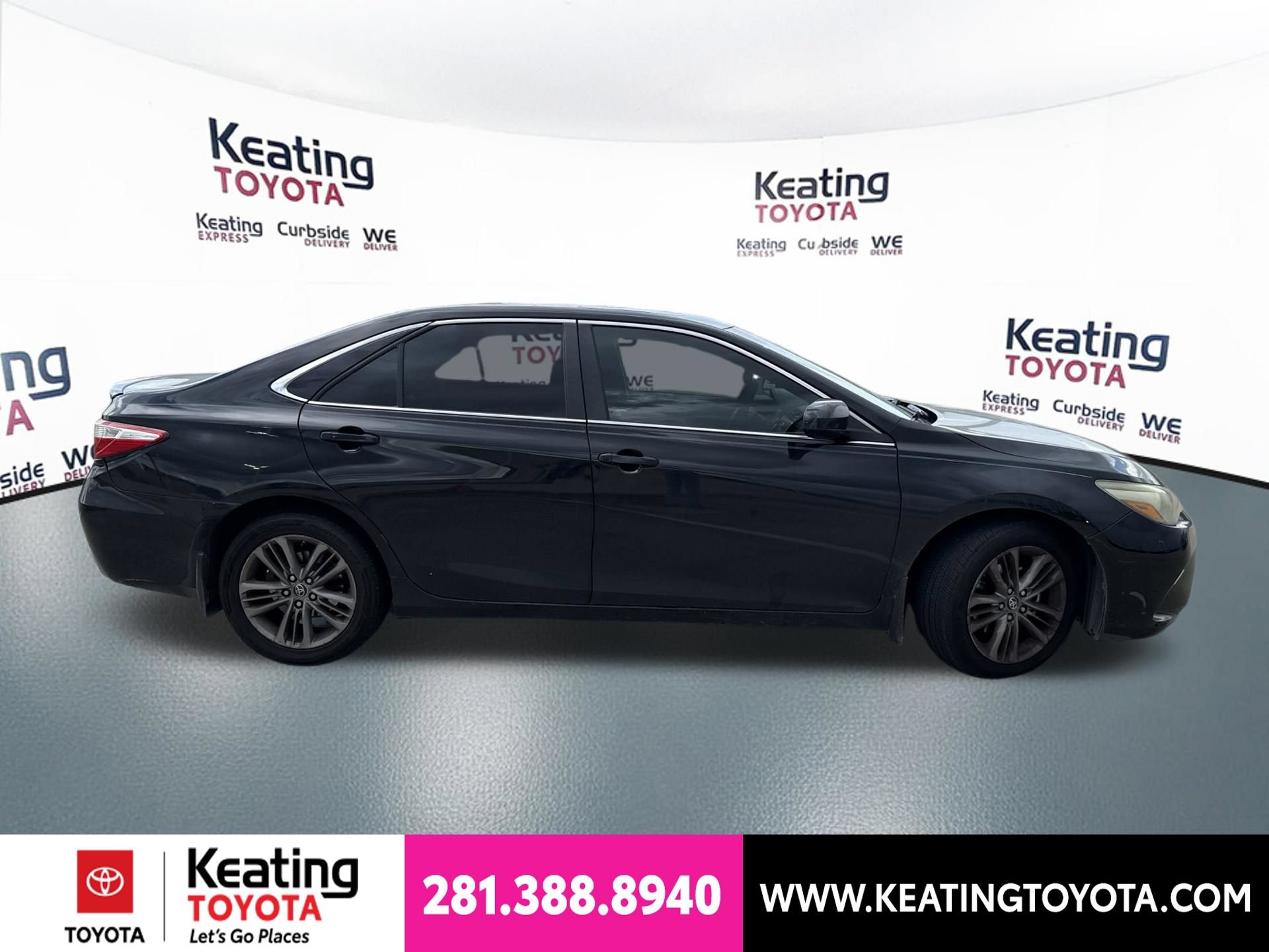 Used 2015 Toyota Camry SE w/ Moonroof Package FWD image 2