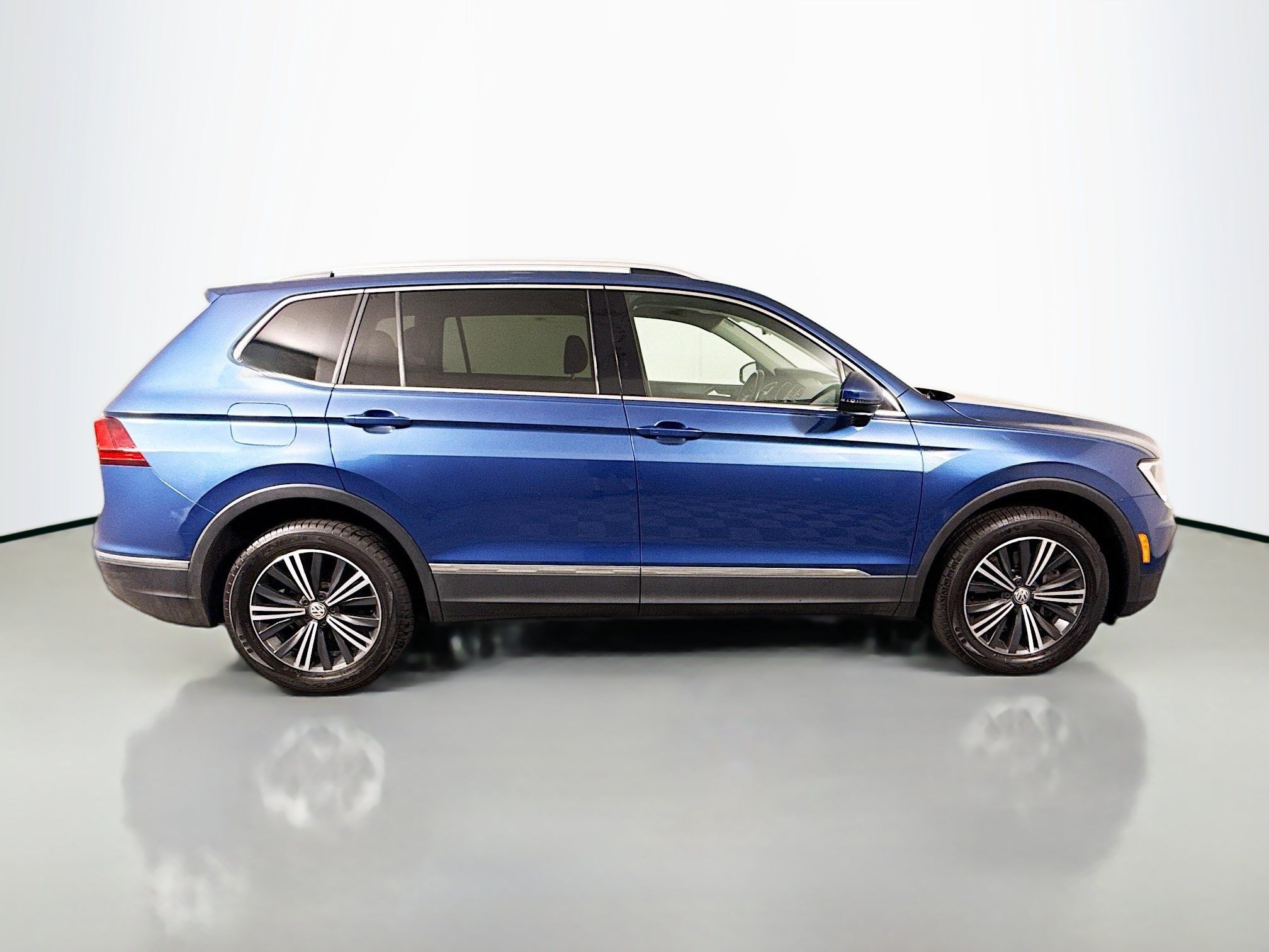 Used 2018 Volkswagen Tiguan SEL AWD/4WD image 11