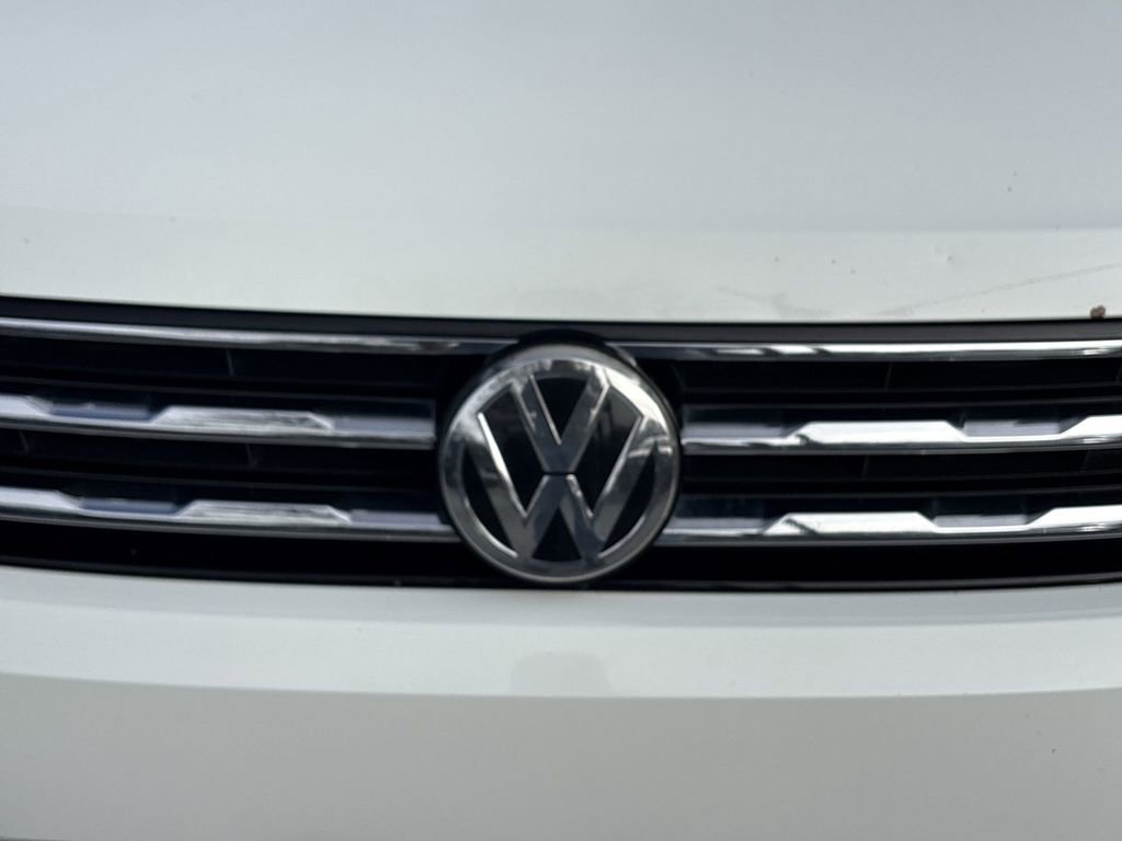Used 2020 Volkswagen Tiguan SE w/ Panoramic Sunroof Package image 32