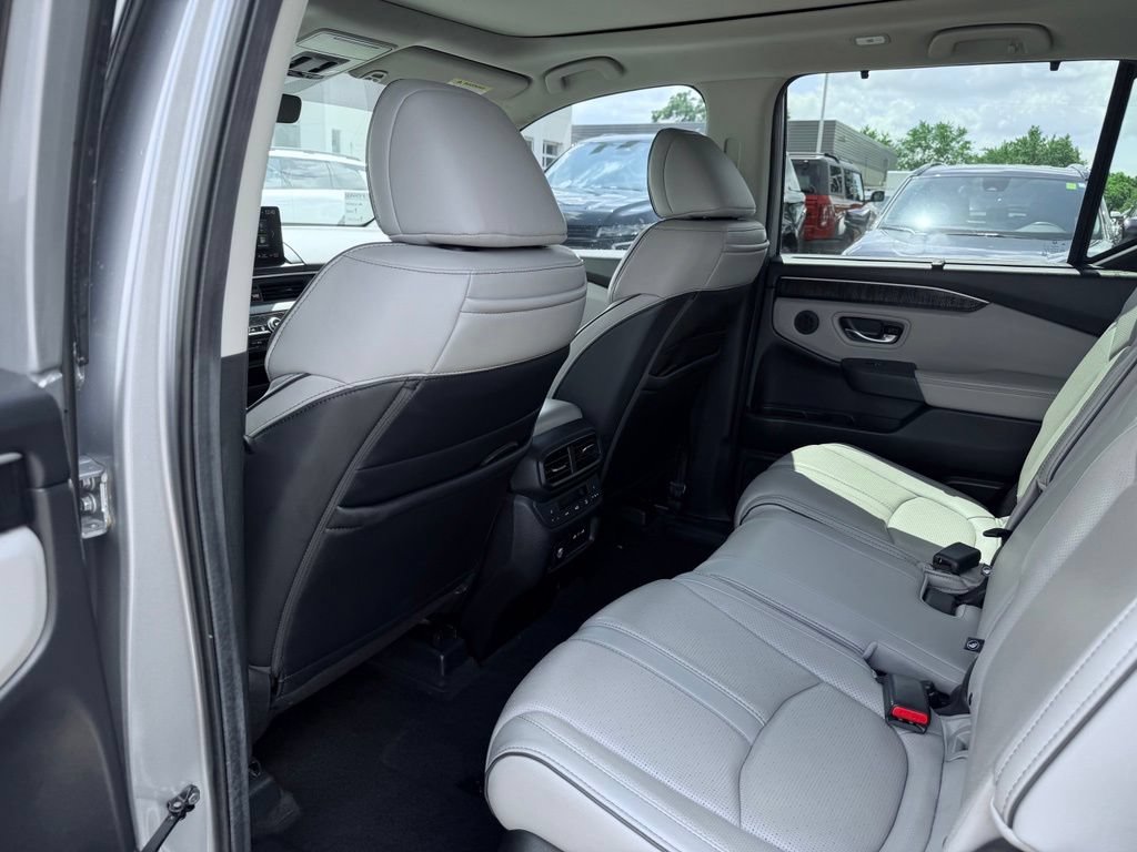 Used 2025 Honda Pilot Elite image 24