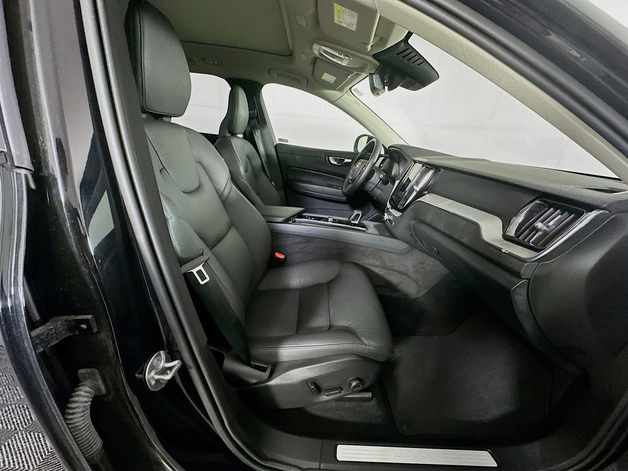 Used 2025 Volvo XC60 B5 Plus image 33