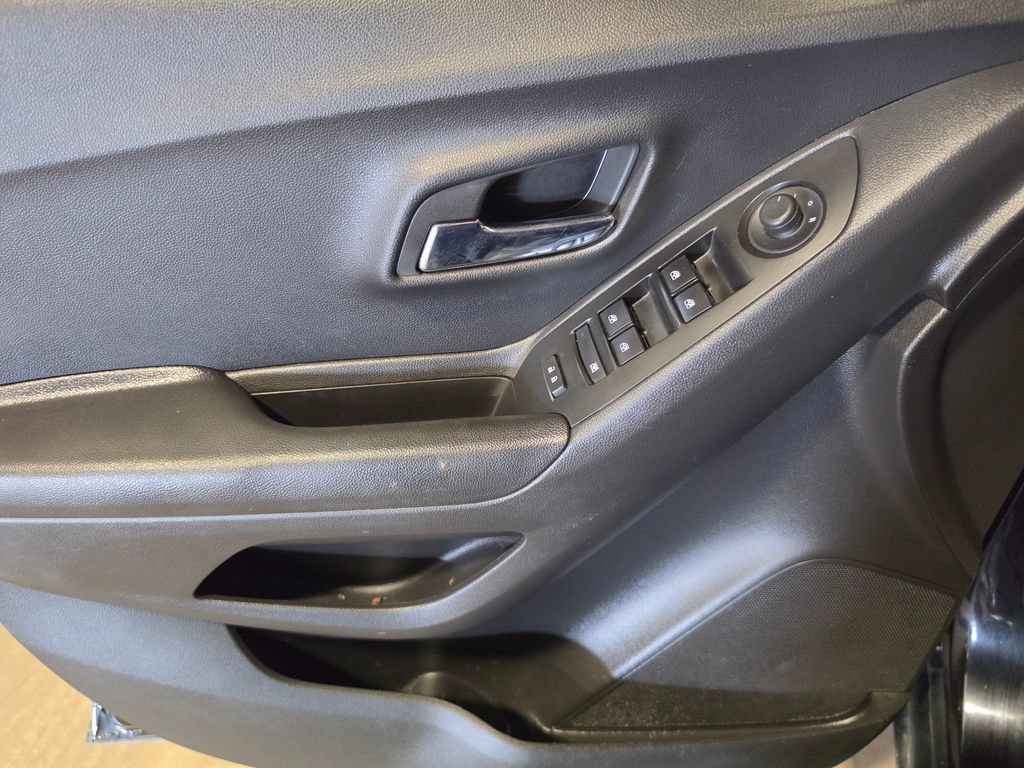 Used 2022 Chevrolet Trax LT w/ Midnight Edition FWD image 5