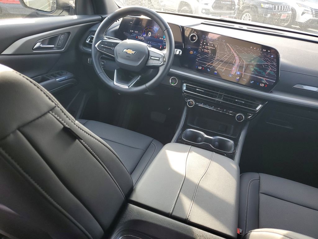 Used 2025 Chevrolet Traverse LT image 11