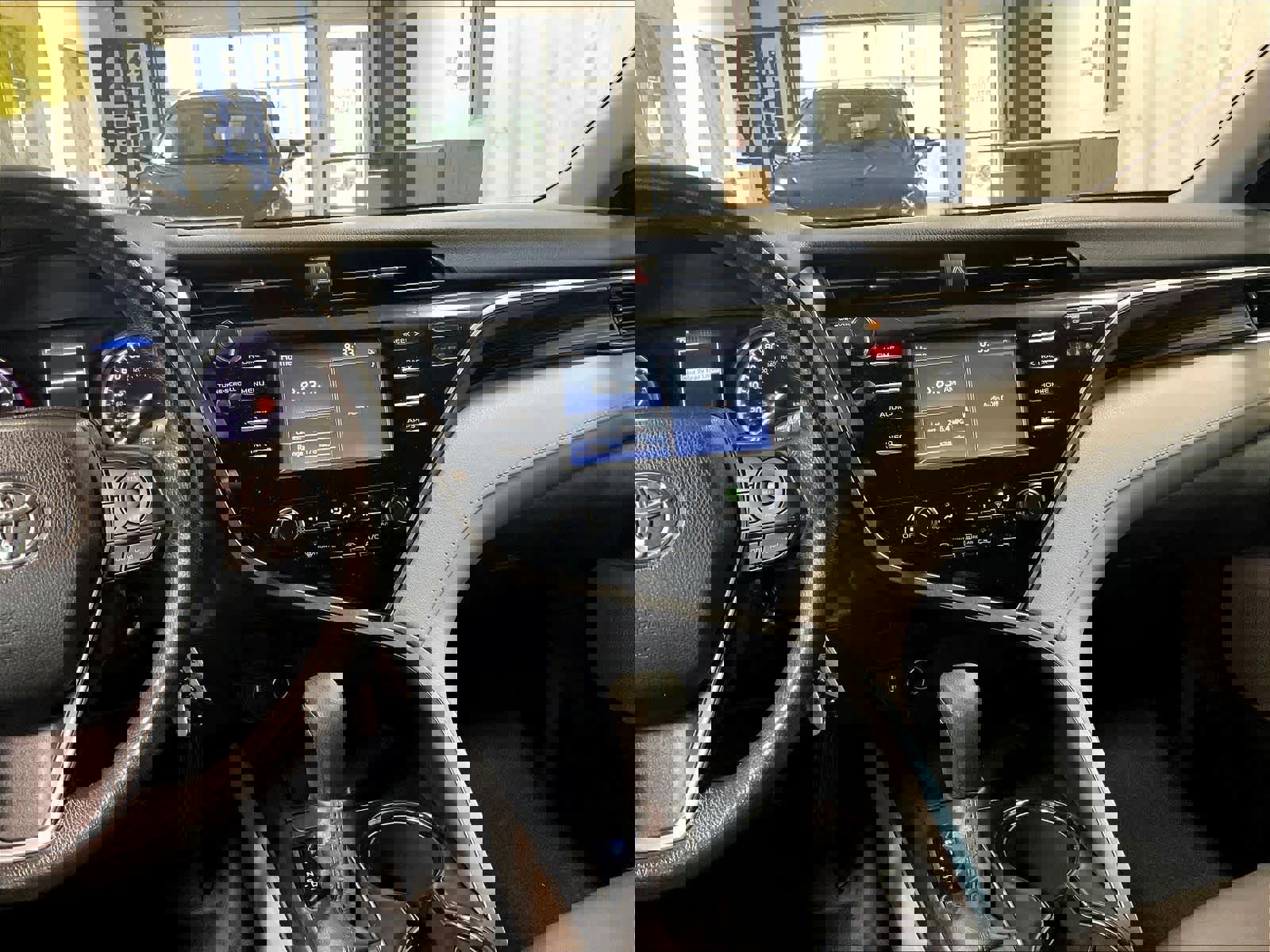 Used 2018 Toyota Camry LE image 18