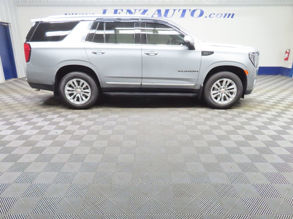 Used 2024 GMC Yukon SLT w/ SLT Luxury Package image 2