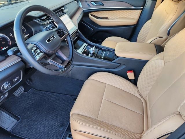 Used 2025 Jeep Grand Cherokee Summit image 4