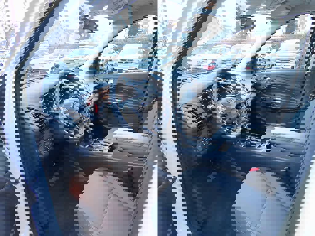 Used 2018 Ford Escape SE image 2