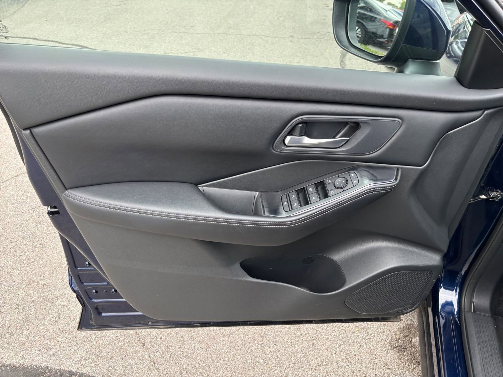 Used 2025 Nissan Rogue SV FWD image 18
