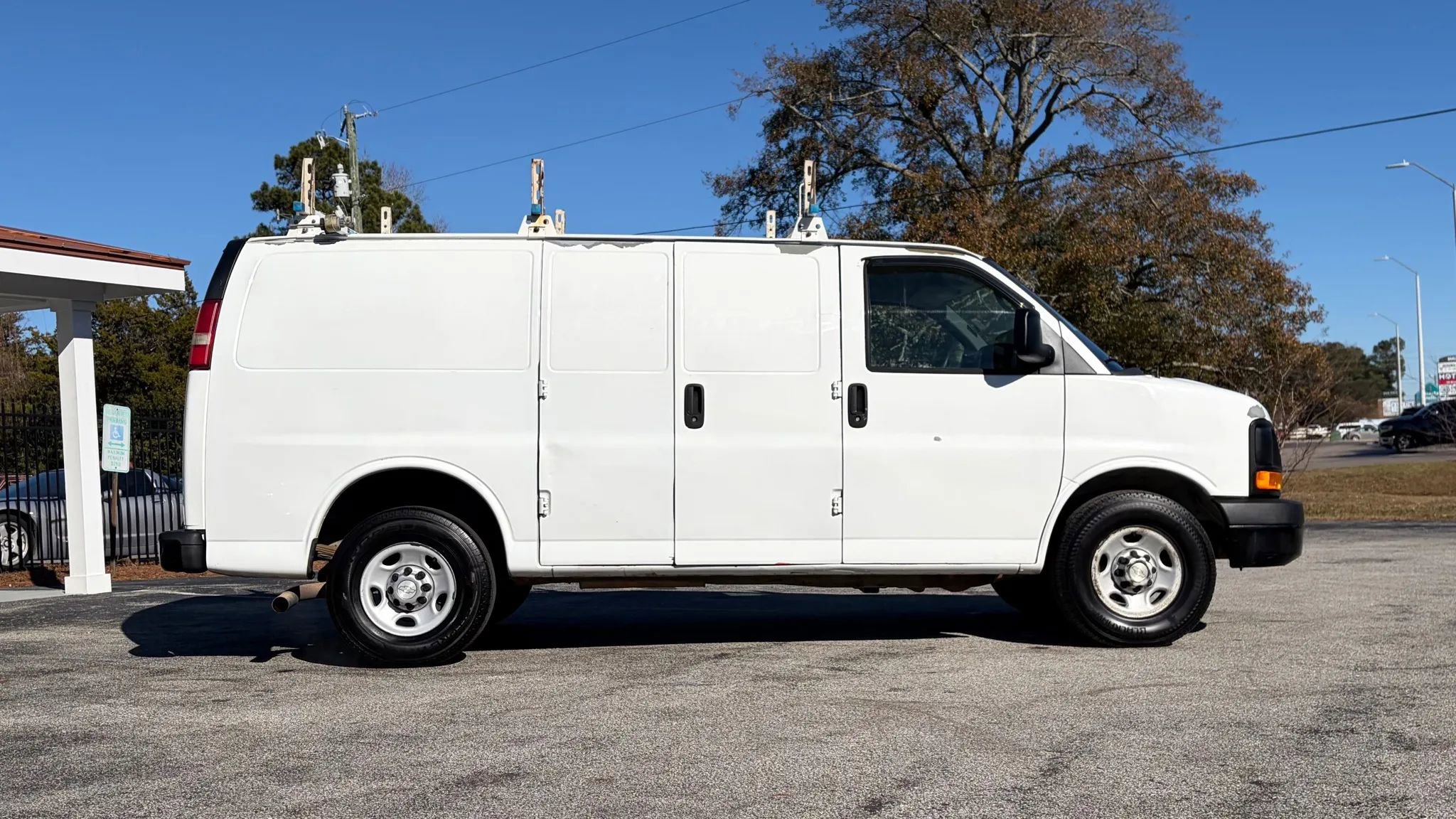 Used 2011 Chevrolet Express 2500 image 7