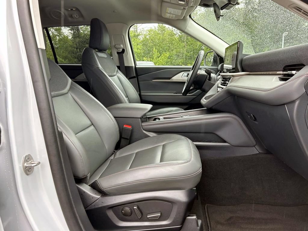 Used 2026 Ford Explorer Active w/ Active Comfort Package AWD/4WD image 18