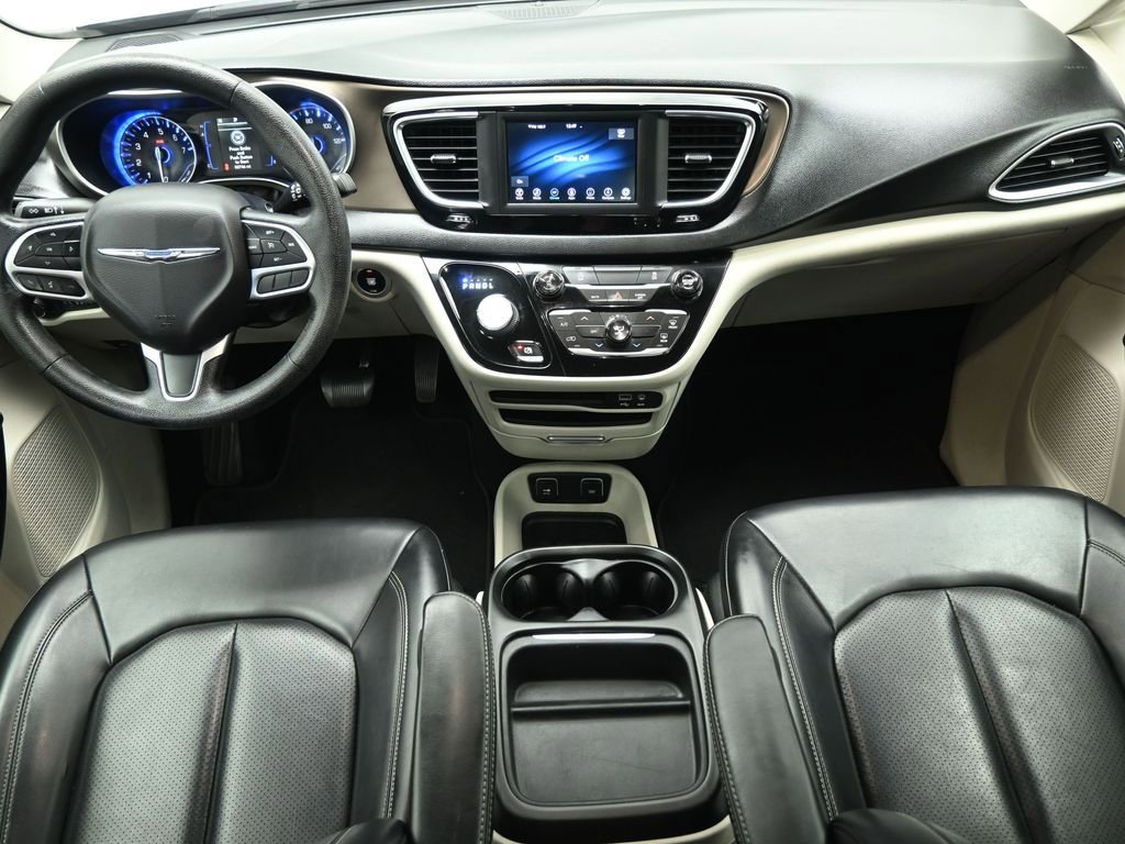 Used 2020 Chrysler Voyager Lxi image 24