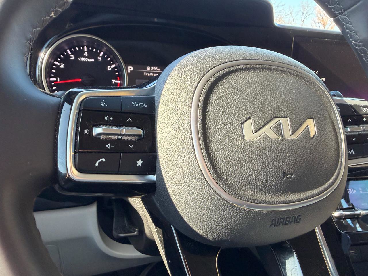 Used 2024 Kia Carnival EX image 33