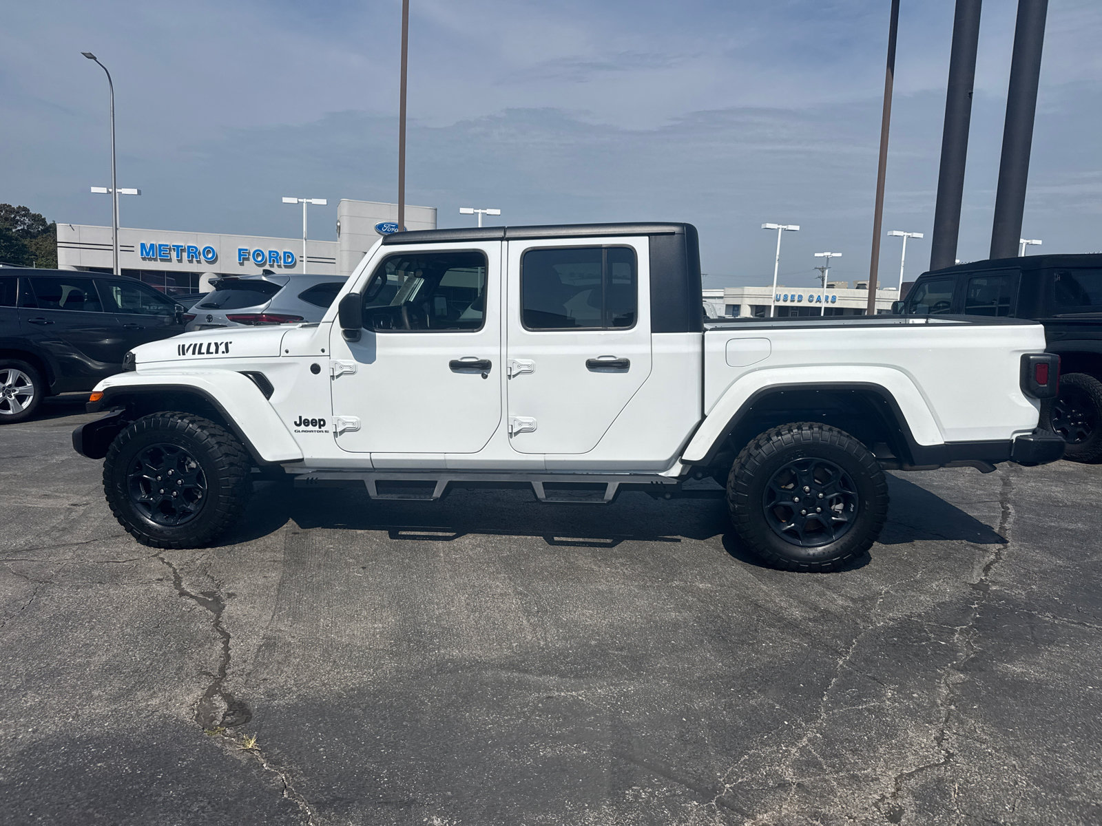 Used 2023 Jeep Gladiator Sport AWD/4WD image 3