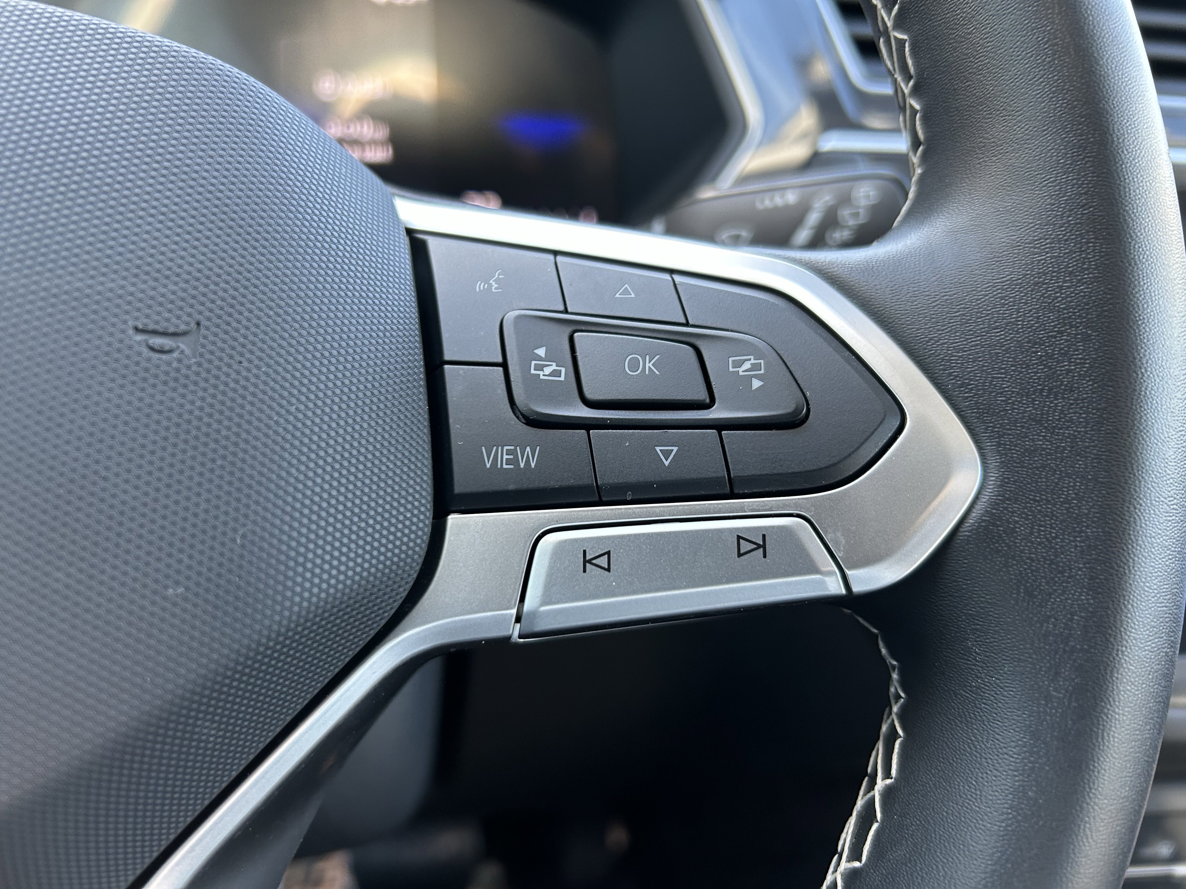 Used 2024 Volkswagen Tiguan SE w/ Panoramic Sunroof Package image 17