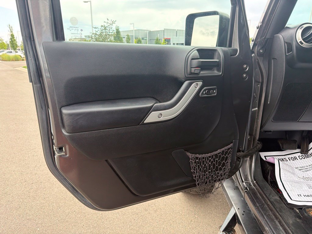 Used 2016 Jeep Wrangler Unlimited Sahara w/ Connectivity Group AWD/4WD image 21