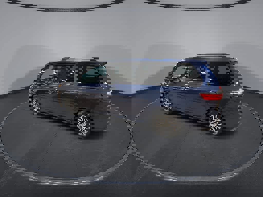 Used 2020 Toyota Sienna XLE w/ XLE Navigation Package image 6