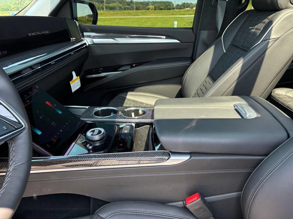 Used 2025 Cadillac Escalade V AWD/4WD image 18